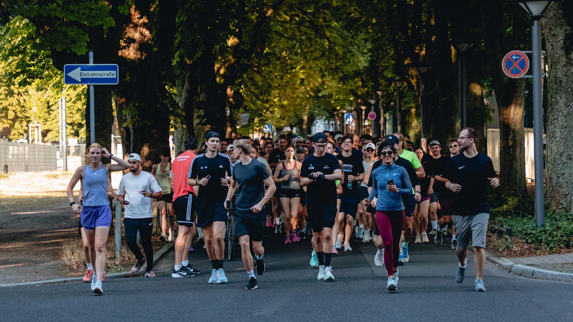 Die RUN N RAVE Frankfurt Community beim Lauf durch die Stadt